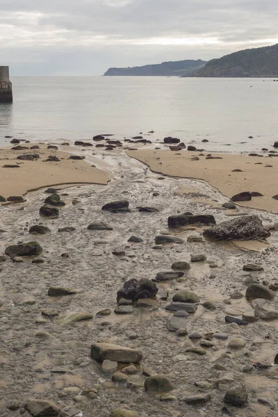 西班牙阿斯图里亚斯 一个被大海包围的岩石覆盖的海滩的垂直镜头 — 图库照片