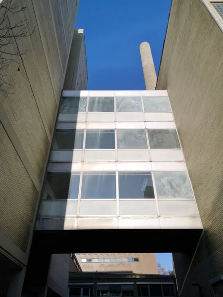 Tiro Vertical Baixo Ângulo Edifício Estruturado — Fotografia de Stock