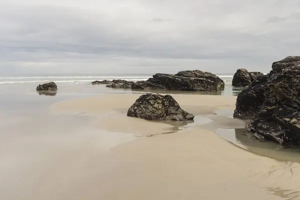 Paysage Une Plage Couverte Rochers Sable Entourée Par Mer Galice — Photo