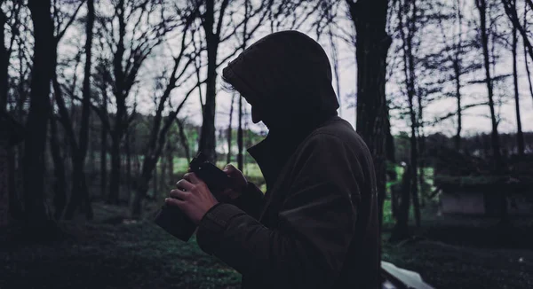 Молодий Чоловік Перевіряє Камеру Лісі — стокове фото