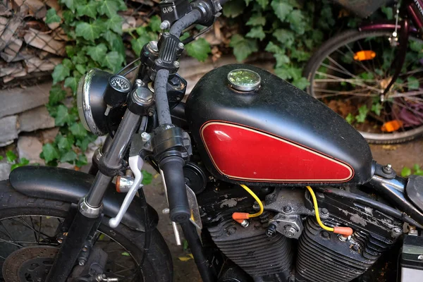 Kırmızı Dizaynlı Siyah Bir Motosikletin Yakın Plan Fotoğrafı — Stok fotoğraf