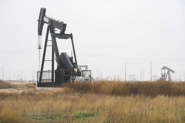 Oil Well Pump Jacks Pumping Crude Oil Fossil Fuel Energy — 图库照片