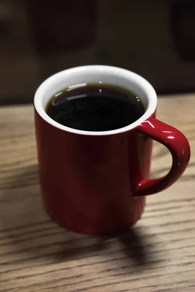 Eine Vertikale Aufnahme Einer Roten Tasse Mit Kaffee — Stockfoto