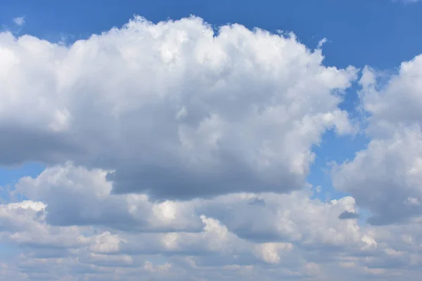 Sebuah Awan Yang Tenang Dengan Langit Biru — Stok Foto