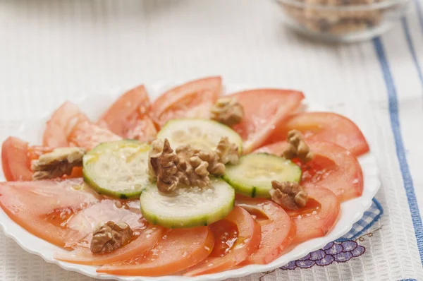 Eine Nahaufnahme Von Tomaten Gurken Salat Mit Nüssen Auf Einem — Stockfoto