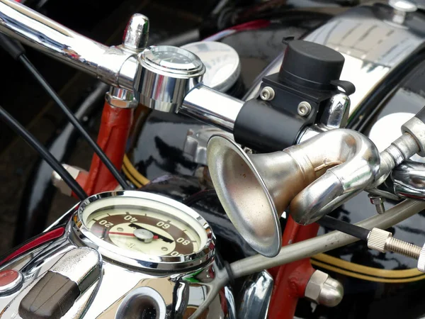 Een Close Shot Van Een Hoorn Metalen Onderdelen Een Motorfiets — Stockfoto