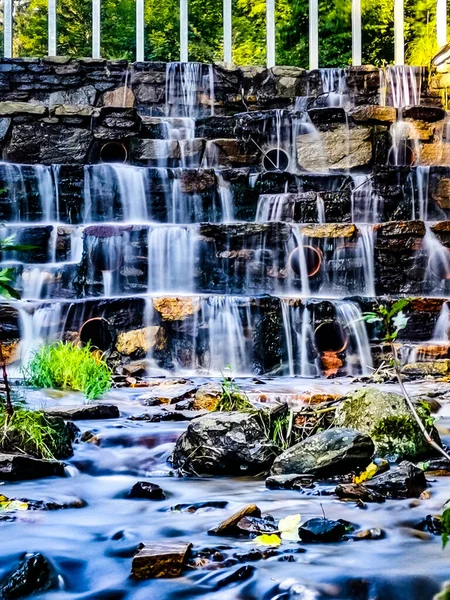 Een Prachtige Kunstmatige Waterval Een Park — Stockfoto