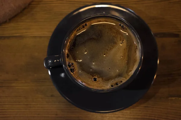 Pandangan Atas Dari Kopi Gelap Dalam Cangkir Atas Meja Kayu — Stok Foto