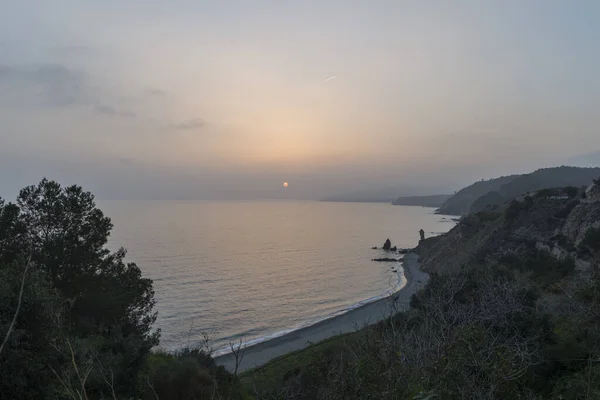 Eine Von Hügeln Umgebene Strandlandschaft Während Des Sonnenuntergangs Malaga Spanien — Stockfoto
