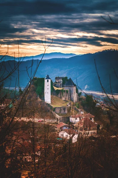 Uma Bela Paisagem Uma Torre Vigia Medieval Colina Perto Castelo — Fotografia de Stock
