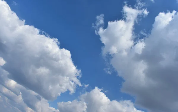 Uma Paisagem Nublada Tranquila Com Céu Azul — Fotografia de Stock