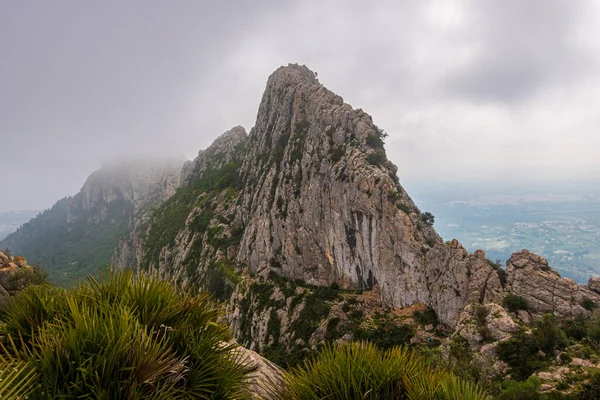 Majestic Mountain Rock Peak Covered Dense Clouds — ストック写真