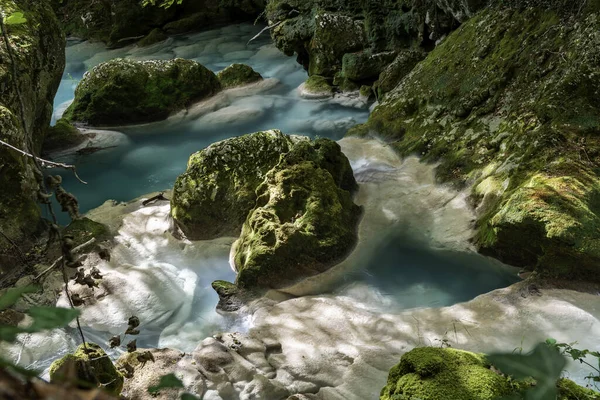 Les Roches Moussues Dans Une Rivière Avec Eau Turquoise — Photo