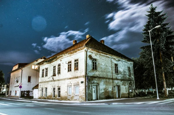 Eine Unheimliche Szenerie Eines Alten Beschädigten Hauses Der Straße Abend — Stockfoto