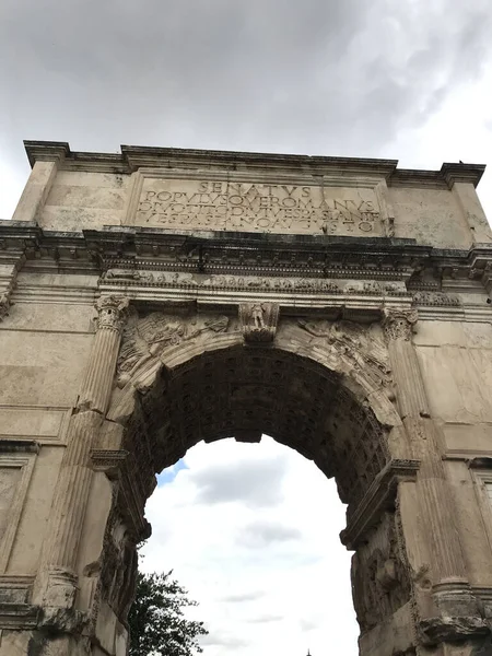 Sebuah Gambar Vertikal Dari Lengkungan Titus Sacra Roma — Stok Foto