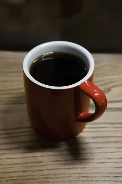 Vertikální Záběr Červeného Hrnku Kávou — Stock fotografie