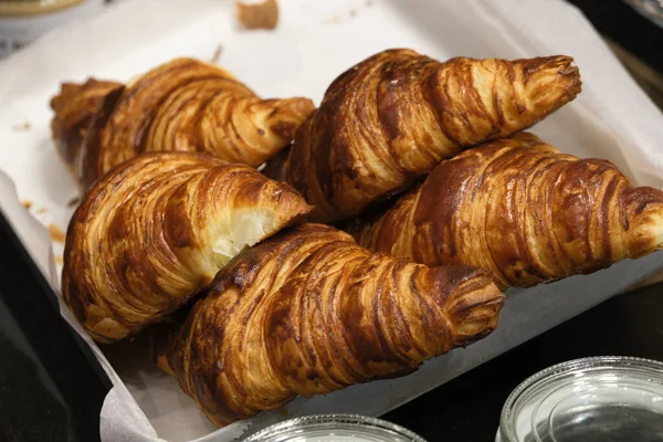 Egy Közeli Felvétel Frissen Sült Croissant Okról Tálcán — Stock Fotó