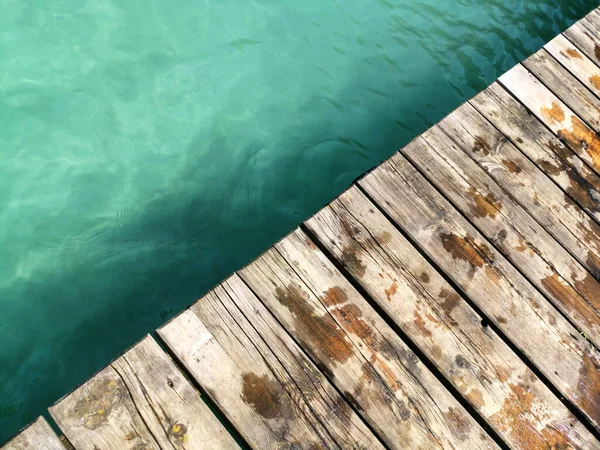 Yeşil Bir Gölün Yakınındaki Ahşap Bir Iskelenin Yakın Çekimi — Stok fotoğraf