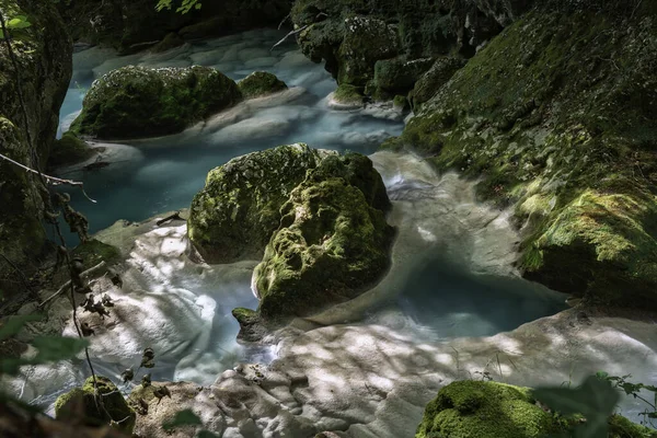 Les Roches Moussues Dans Une Rivière Avec Eau Turquoise — Photo