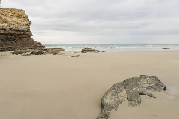 Galiçya Spanya Deniz Tarafından Çevrelenmiş Kum Kayalarla Kaplı Bir Sahil — Stok fotoğraf
