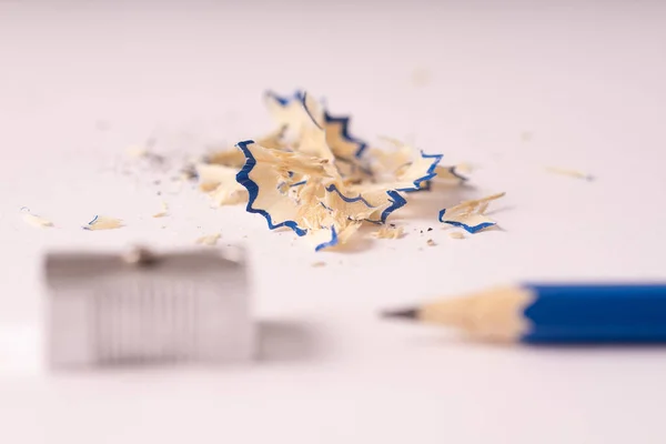 Een Selectieve Focusshot Van Potloodkrullen Met Een Blauw Potlood Metaalslijper — Stockfoto