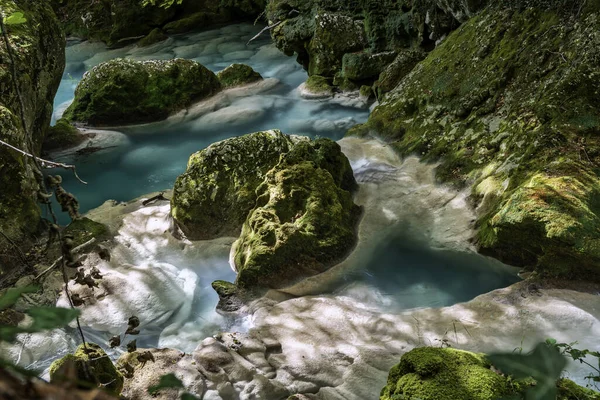 Βρύα Βράχια Ένα Ποτάμι Γαλαζοπράσινα Νερά — Φωτογραφία Αρχείου