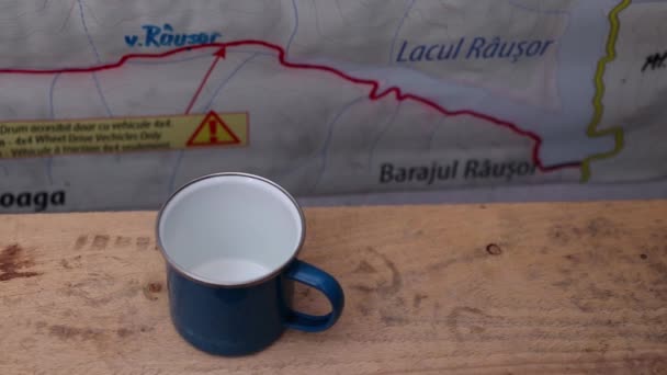 一杯咖啡和一杯茶放在一张木制桌子上 — 图库视频影像