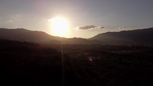 美丽的落日笼罩着高山 — 图库视频影像