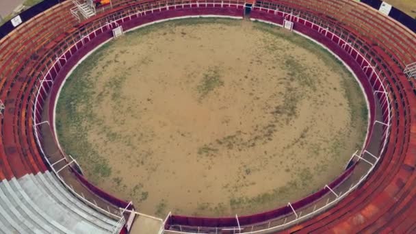 Spor Maçları Için Kırmızı Koltuklu Bir Stadyumun Hava Görüntüsü — Stok video