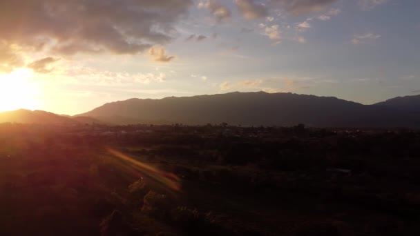 Tiro Vertical Pôr Sol Bonito Colina — Vídeo de Stock