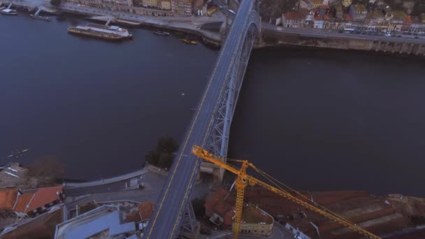 Puente Sobre Largo Río Una Ciudad Urbana — Vídeo de stock