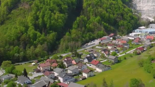 Vanuit Lucht Uitzicht Klein Dorp Zonnige Dag — Stockvideo