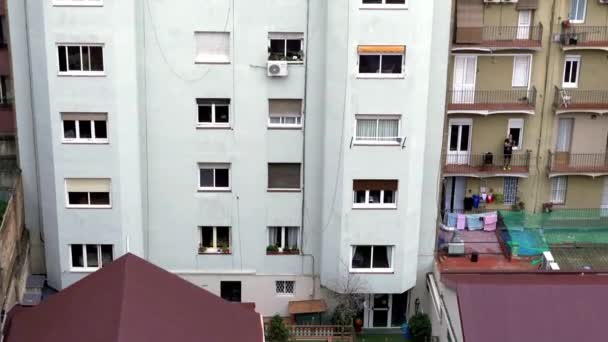 Metraje Aéreo Edificio Residencial Con Gente Techo — Vídeo de stock