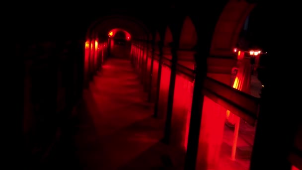 Une Séquence Aérienne Bâtiment Avec Des Lumières Rouges Dans Rue — Video