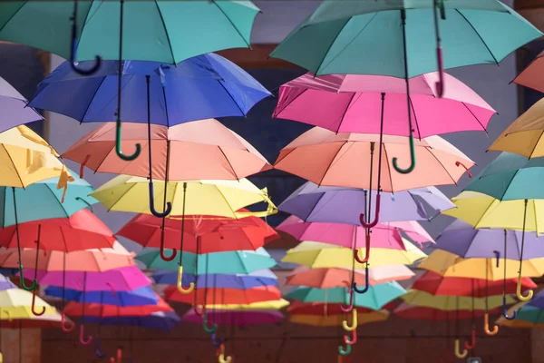 Eine Nahaufnahme Von Bunten Regenschirmen Die Von Der Decke Hängen — Stockfoto