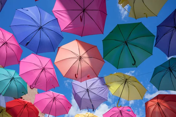 Eine Nahaufnahme Von Bunten Regenschirmen Unter Blauem Himmel — Stockfoto