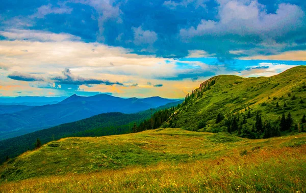 Hermoso Paisaje Las Verdes Montañas Bajo Nubes Hinchadas — Foto de Stock