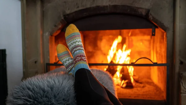 Nahaufnahme Der Füße Einer Frau Süßen Warmen Socken Kamin — Stockfoto