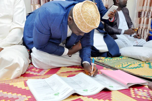 Кампала Уганда Травня 2021 Року Мусульманські Чоловіки Підписують Шлюбні Угоди — стокове фото