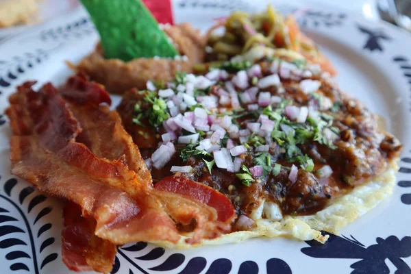 Egy Közeli Kép Egy Mexikói Reggeli Étel Szalonnával Egy Étteremben — Stock Fotó