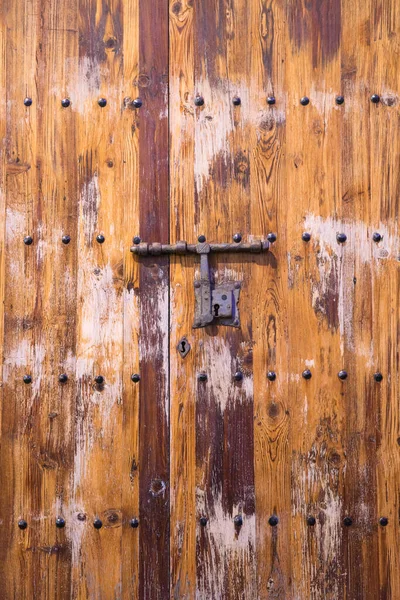 Pionowe Ujęcie Starych Drewnianych Drzwi — Zdjęcie stockowe