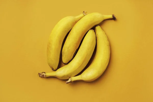 Uma Vista Superior Bananas Isoladas Fundo Amarelo — Fotografia de Stock