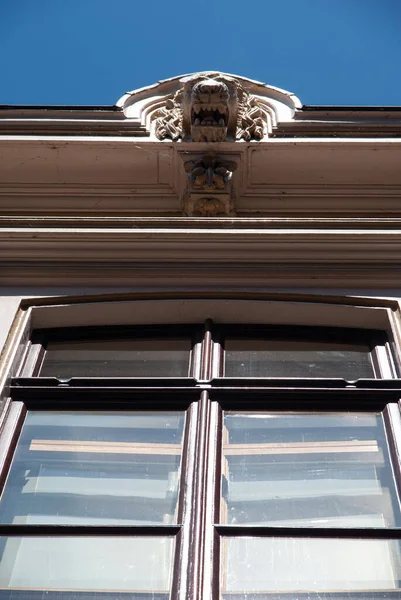 Egy Alacsony Szögű Felvétel Vízköpőről Egy Ház Ablaka Felett Roermond — Stock Fotó