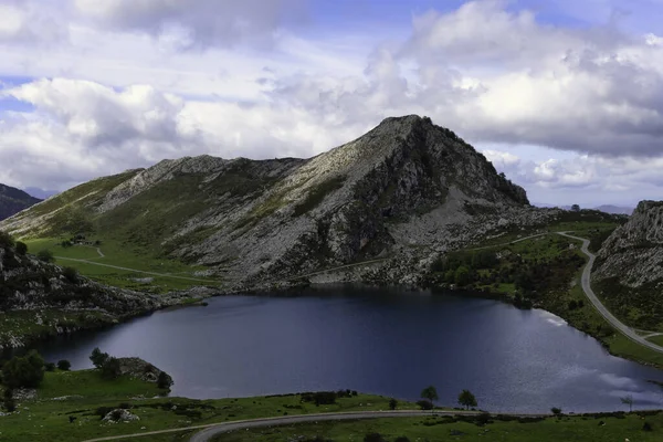 Petit Lac Montagneux Enol Dans Principauté Des Asturies Espagne — Photo
