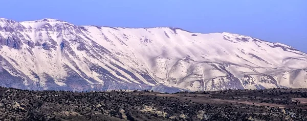 Karla Kaplı Bir Dağ Zincirinin Güzel Manzarası — Stok fotoğraf