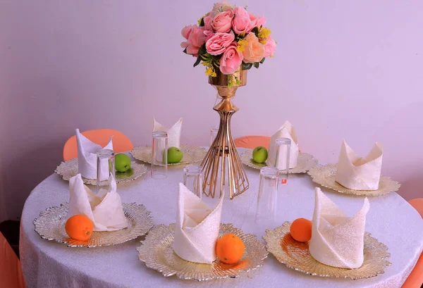 Decoração Casamento Mesa Decorada Com Óculos Dourados Cercados Flores Tornando — Fotografia de Stock