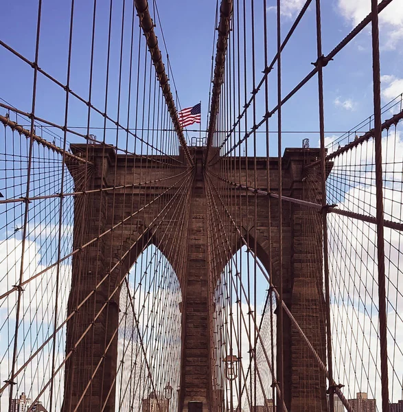 美国纽约州布鲁克林大桥的一个低角度镜头 上面挂着美国国旗 — 图库照片
