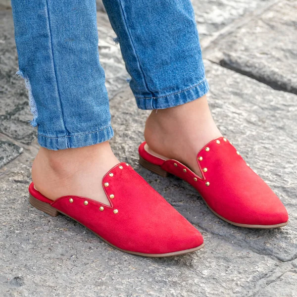 Close Van Een Persoon Die Stijlvolle Mooie Rood Gekleurde Muilezelschoenen — Stockfoto