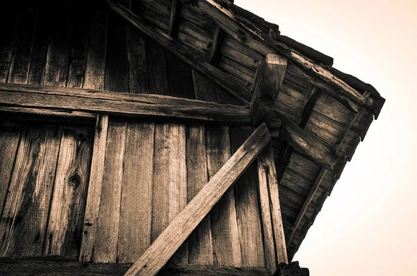 白色背景的古老的木制乡村房屋 — 图库照片