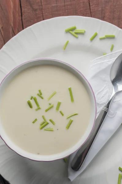 Eine Vertikale Aufnahme Einer Schüssel Sahnesuppe Mit Gemüse Auf Einem — Stockfoto